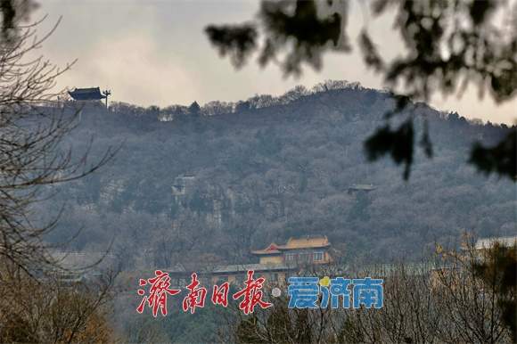 冬日千佛山：山寺凉亭入画来