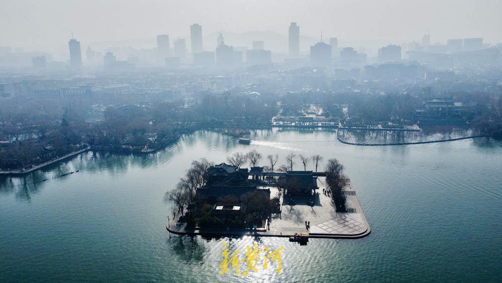 “三九”暖如春 济南大明湖呈现天青色诗画美景