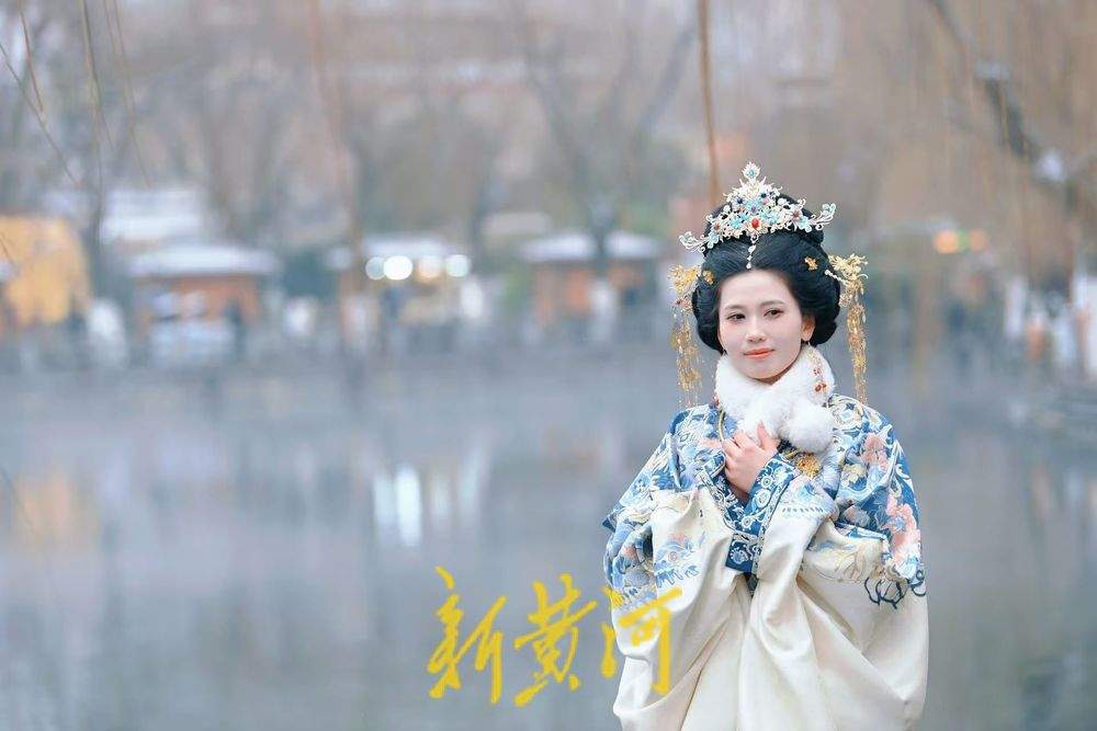 汉服姑娘扮靓雪中济南明府城