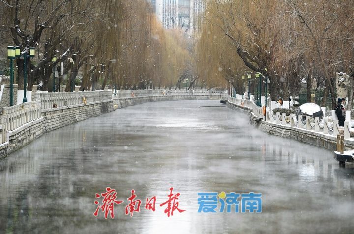 一年四季 泉在济南丨云雾润蒸，雪后济南护城河云雾缭绕宛如仙境