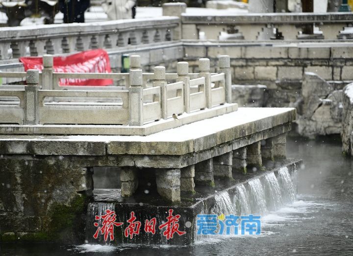 一年四季 泉在济南丨云雾润蒸，雪后济南护城河云雾缭绕宛如仙境