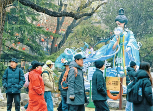李清照主题花灯受热捧 济南趵突泉畔邂逅“荷间醉梦”