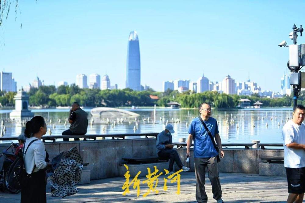 一年四季 泉在济南丨秋暖泉城，明湖晴空揽游人