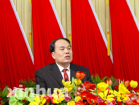 新当选的山东省政协主席孙淑义在闭幕式上讲话