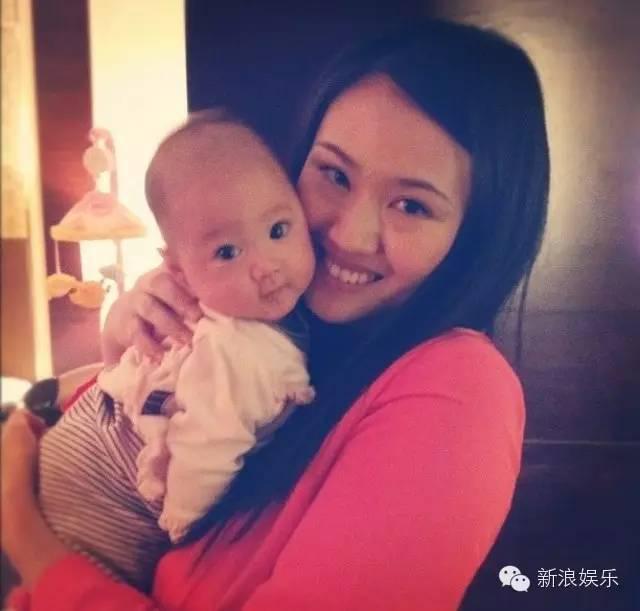 欧弟女儿鼻梁高小周周睫毛长 被星二代婴儿照