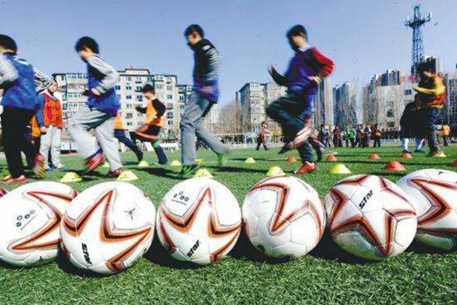 校园足球意义广泛 助推青少年全面发展