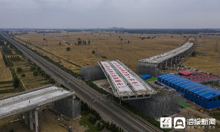 枣庄:枣菏高速跨津浦线铁路转体桥顺利转体