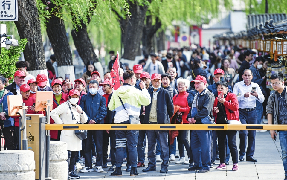 济南景区团队游火爆 老年人成参团主角